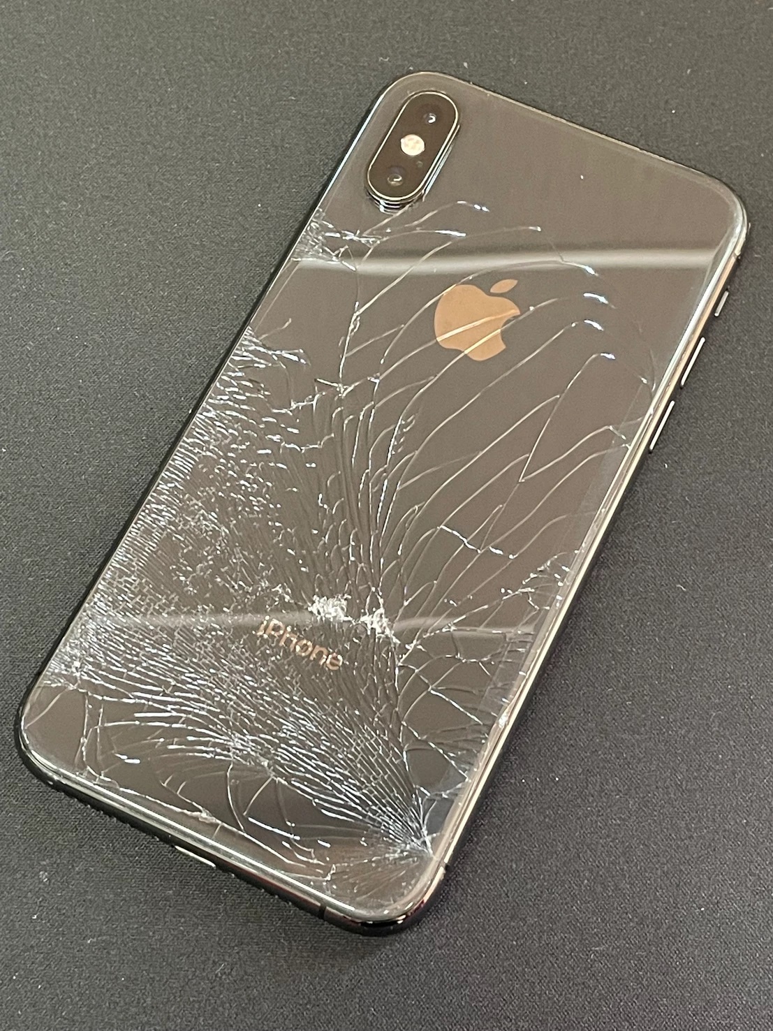 iPhoneの背面ガラス割れで、悩まないで！