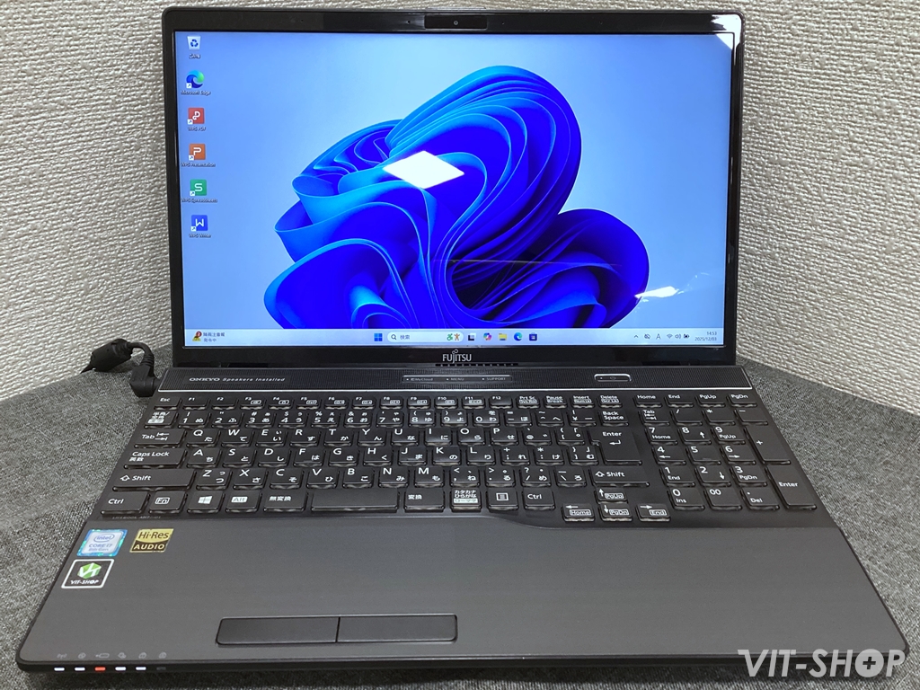 FUJITSU LIFEBOOK AH77/D1