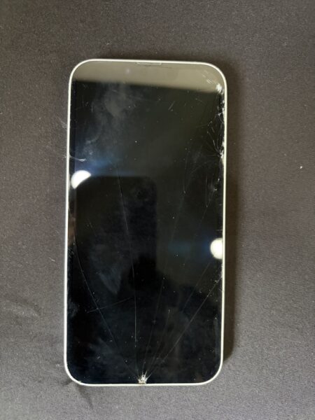iPhone 16e 画面割れによるフロントパネル交換修理を行いました！
