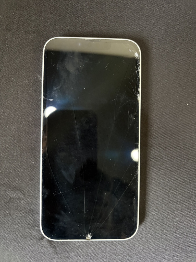 iPhone 16e 画面割れによるフロントパネル交換修理を行いました！