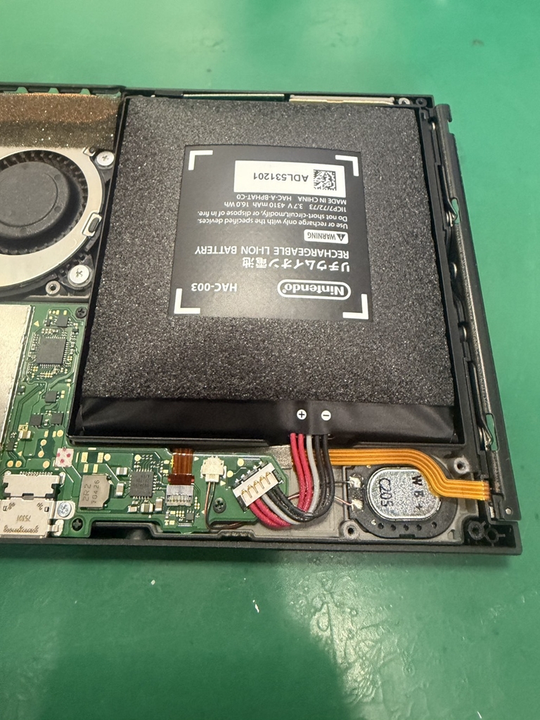 Nintendo Switch バッテリー交換修理｜バッテリー膨張による背面浮きも改善