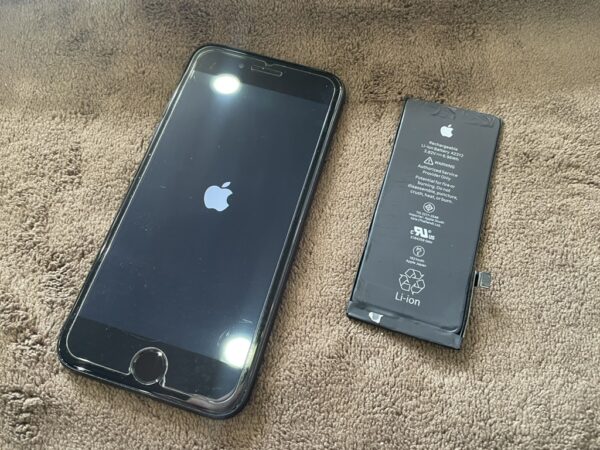 iPhone SE(第2世代) バッテリー交換修理｜バッテリーの劣化を改善